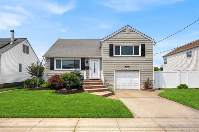 40 Martha St, Freeport, NY 11520