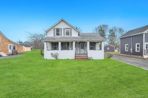 31 West Ave, West Sayville, NY 11796