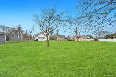 31 West Ave, West Sayville, NY 11796