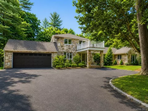32 Valley Rd, North Hempstead, NY 11568