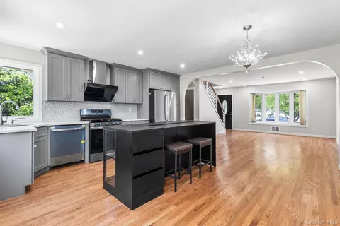 906 Stratford Dr, East Meadow, NY 11554