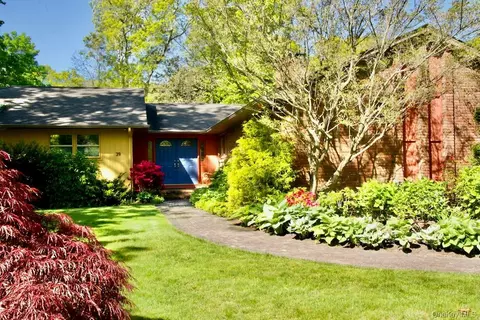 39 Daly Ct, Riverhead, NY 11901