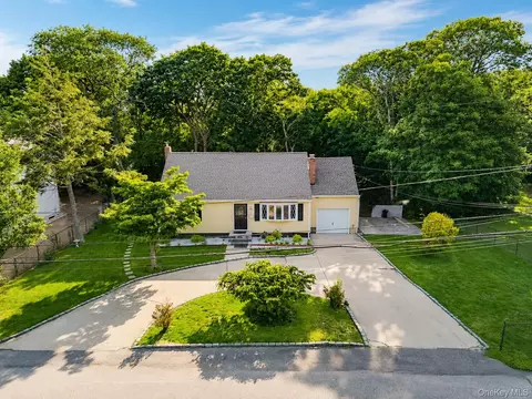 30 Dow St, Central Islip, NY 11722