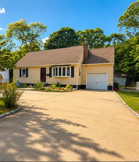 30 Dow St, Central Islip, NY 11722