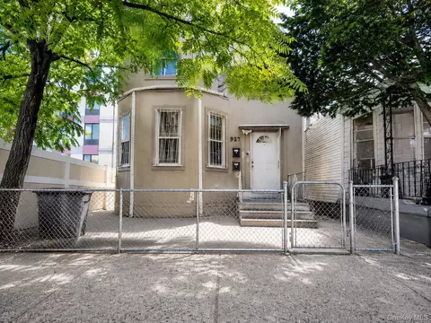 927 Summit Ave, New York, NY 10452