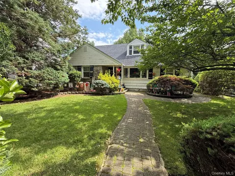 90 Transverse Rd, Garden City, NY 11530