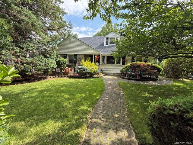 90 Transverse Rd, Garden City, NY 11530