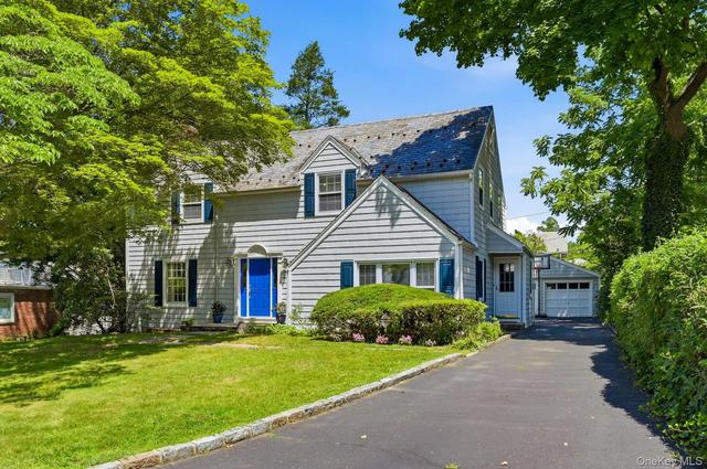 17 Monfort Rd, North Hempstead, NY 11050