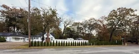 21 Locust Ave, Amityville, NY 11701