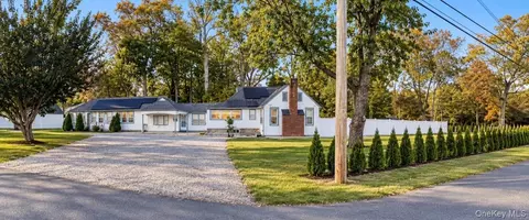 21 Locust Ave, Amityville, NY 11701
