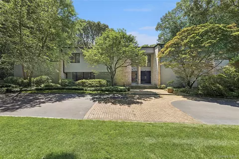 17 Danton Ln N, Locust Valley, NY 11560