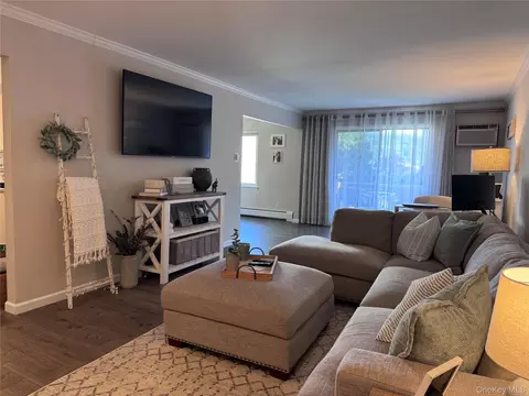 206 Country Club Ln, Pomona, NY 10970