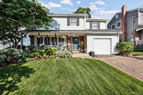 3 Stimson Pl, Huntington, NY 11743