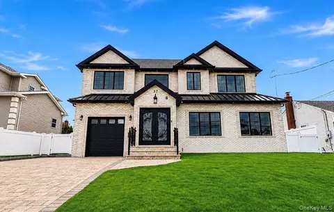 37 Beverly Dr, North Hempstead, NY 11507