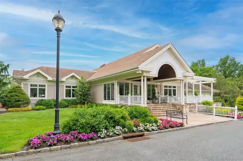 323 Baltustrol Cir, North Hempstead, NY 11576