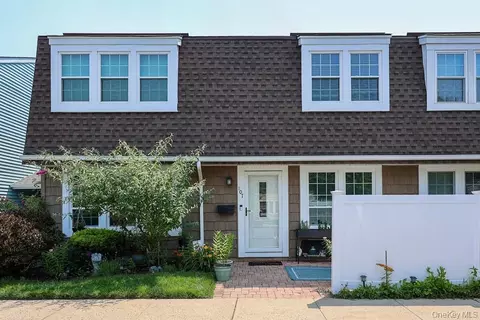 107 Whalers Cv, Babylon, NY 11702