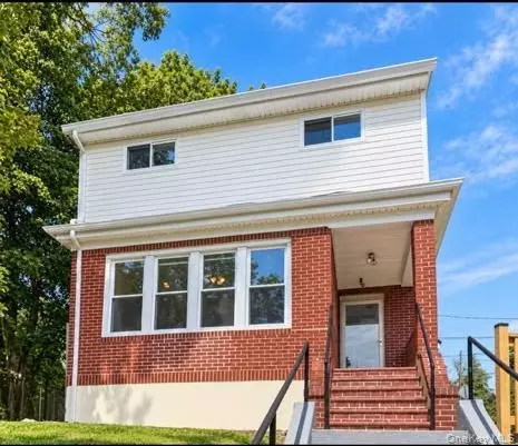 13 Knoll Pl, Glen Cove, NY 11542