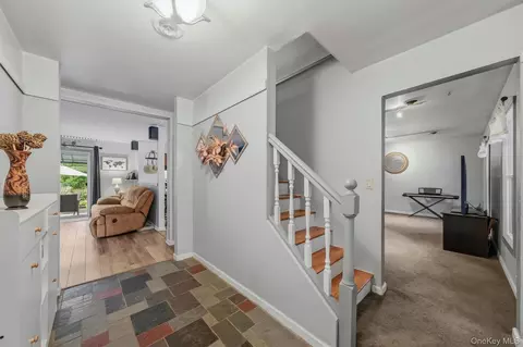 Entry Way - 2 Summerset Dr, Wallkill, NY 12589 photo 2 of 6