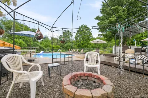 Exterior - 2 Summerset Dr, Wallkill, NY 12589 photo 6 of 17