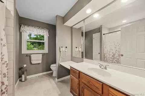 Bath - 2 Summerset Dr, Wallkill, NY 12589 photo 3 of 3