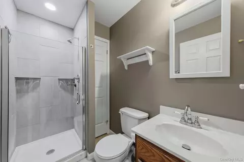 Bath - 2 Summerset Dr, Wallkill, NY 12589 photo 2 of 3