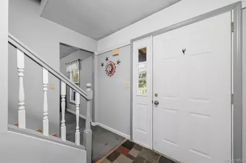 Entry Way - 2 Summerset Dr, Wallkill, NY 12589 photo 3 of 6