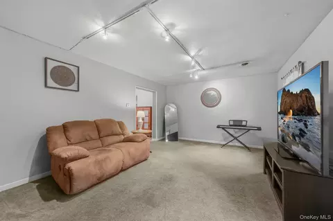 Living - 2 Summerset Dr, Wallkill, NY 12589 photo 2 of 4