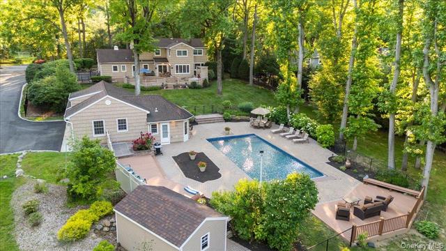 96 Plainview Rd, Woodbury, NY 11797