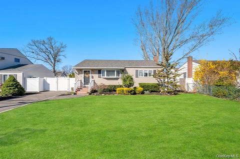 28 Saint Joseph Ave, Lake Ronkonkoma, NY 11779