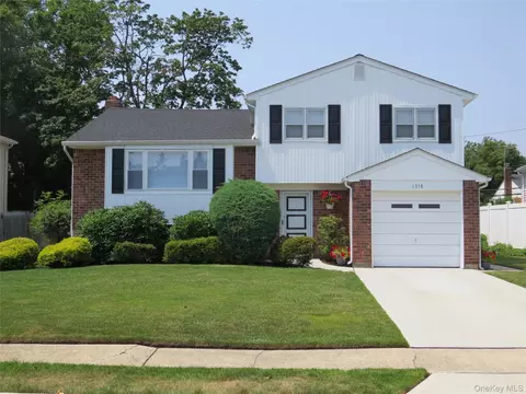 1358 Milanna Ln, Wantagh, NY 11793