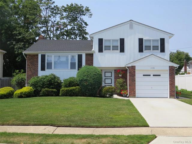 1358 Milanna Ln, Wantagh, NY 11793