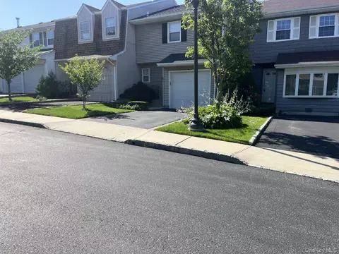 104 W Woodlake Dr, Woodbury, NY 11797