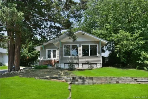 3 School St, Lake Ronkonkoma, NY 11779