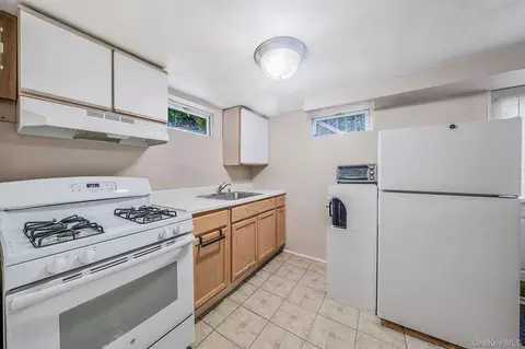 Kitchen - 18 Edi Ave, Plainview, NY 11803 photo 3 of 3