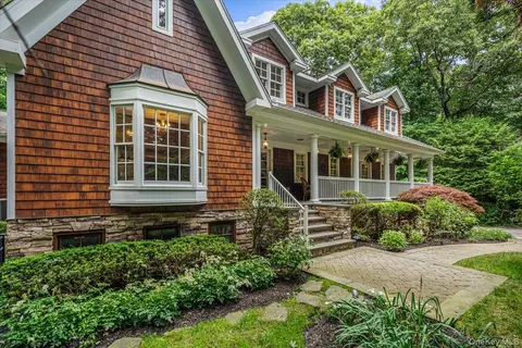 39 Cherry Ln, Syosset, NY 11791