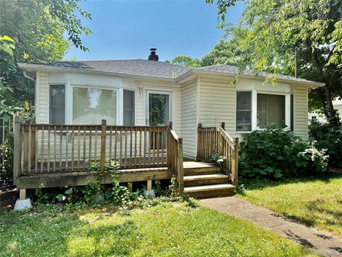 70 Brushwood Dr, Shirley, NY 11967
