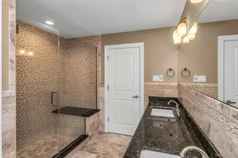 Bath - 17 Vera Ave, Plainview, NY 11803 photo 3 of 4