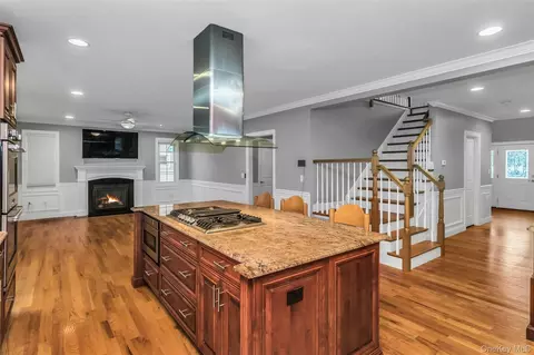 Entry Way - 17 Vera Ave, Plainview, NY 11803 photo 1 of 2