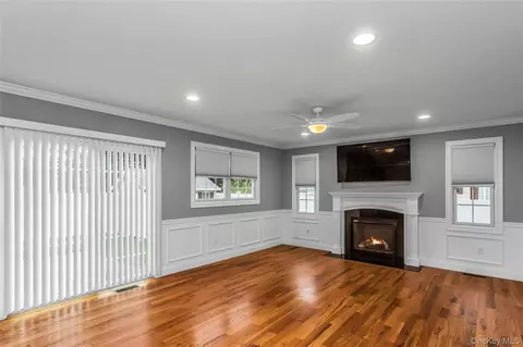 Living - 17 Vera Ave, Plainview, NY 11803 photo 3 of 4