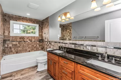 Bath - 17 Vera Ave, Plainview, NY 11803 photo 4 of 4