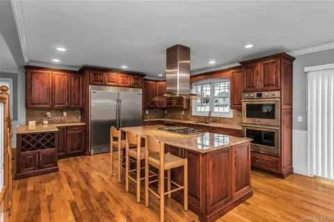 Kitchen - 17 Vera Ave, Plainview, NY 11803 photo 2 of 2
