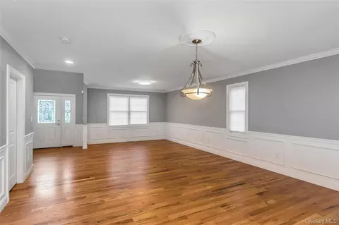 Living - 17 Vera Ave, Plainview, NY 11803 photo 2 of 4
