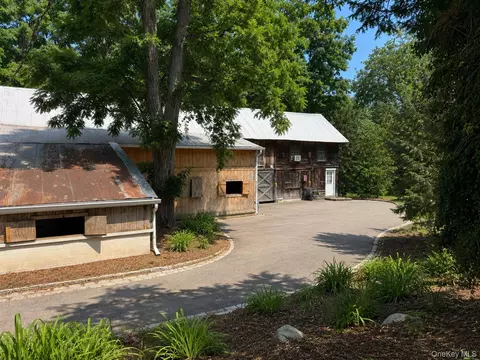 386 Bread And Cheese Hollow Rd, Northport, NY 11768