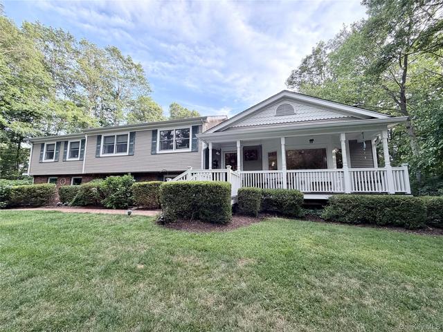 68 Bankside Dr, Centerport, NY 11721
