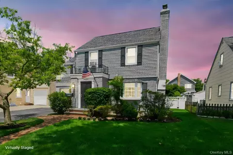 41 Hart St, Lynbrook, NY 11563