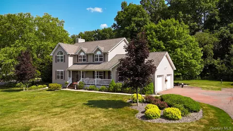 28 Heritage Xing, Wallkill, NY 10919