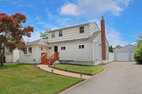 41 Cambria Rd, Syosset, NY 11791
