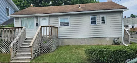 11 Chestnut St, Newburgh, NY 12550