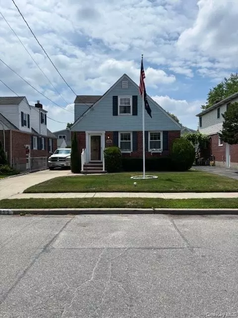 655 2nd Pl S, Garden City, NY 11530