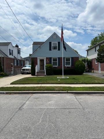 655 2nd Pl S, Garden City, NY 11530